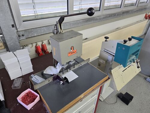Foellmer Papierbohrmaschine - paper driller